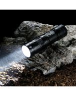 Nitecore R40 - 1000 lumen oppladbar lommelykt med to bordladere og USB-lading UTGÅTT